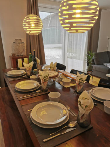 Der Esstisch, für maximal 8 Personen.  