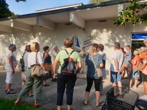 Vor der Buchhandlung