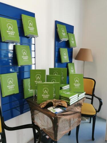 Bücher Signier-Tisch in der Buchhandlung Kral