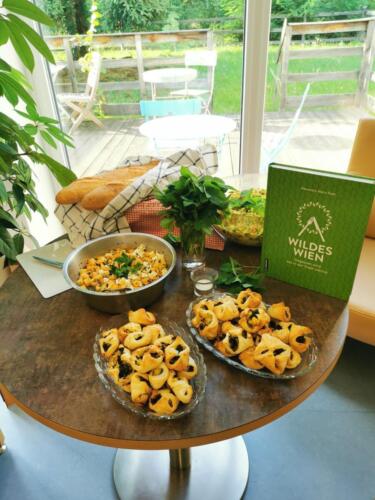 Wildkräuter-Blätterteigtascherl, Melonen-Schafskäsesalat mit wilder Minze, Giersch-Taboulé